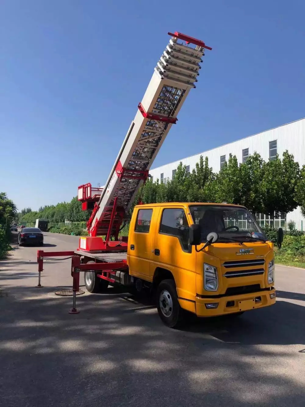 铜陵义安附近的云梯车出租服务：轻松解决高空作业需求